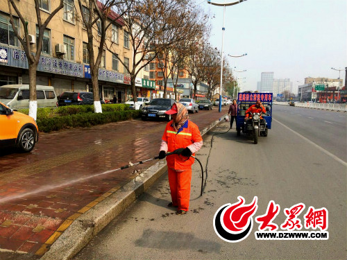 环卫工人正在进行道路防尘清洗